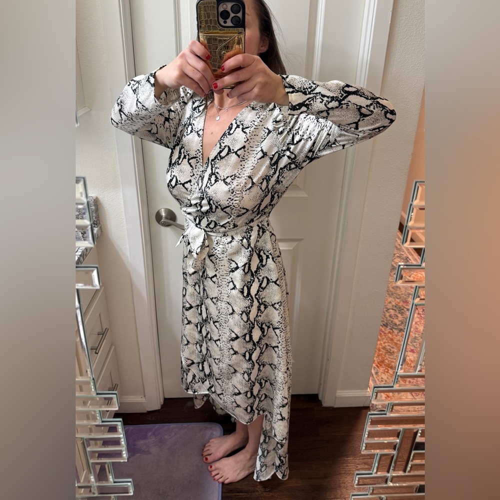 B/W Mob-Wife Leopard Print, Maxi Dress w/ Asymmetrical front, Size 8 Women
